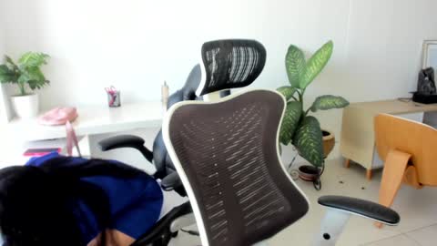 Emilly  online show from November 2025 01:22:04 PM