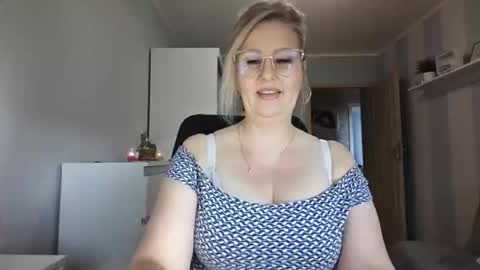 Snapshot of emillykiss chatting on February 2026 09:19:02 AM EmillyLove online show from February 2026 09:19:02 AM