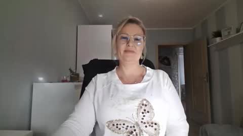 Snapshot of emillykiss chatting on March 2026 10:33:01 AM EmillyLove online show from March 2026 10:33:01 AM