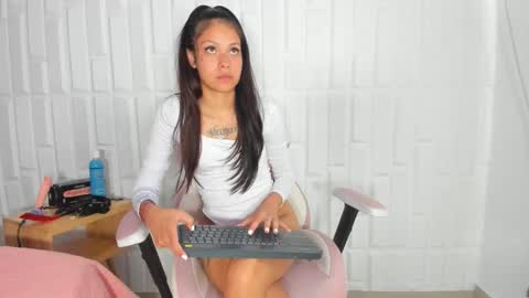 Snapshot of emily__stef chatting on March 2026 07:52:01 PM EMILY online show from March 2026 07:52:01 PM