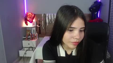 Snapshot of emily_beltonn chatting on December 2024 08:22:01 PM online show from December 2024 08:22:01 PM