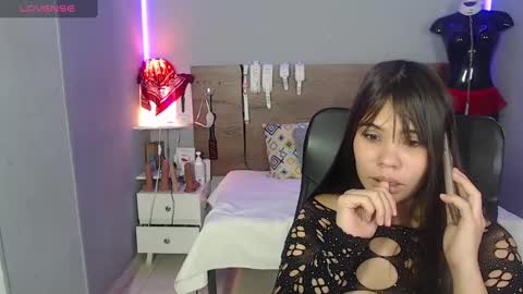 Snapshot of emily_beltonn chatting on December 2024 06:17:02 PM online show from December 2024 06:17:02 PM