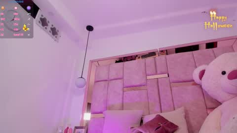 Snapshot of emily_daarell chatting on October 2025 11:13:01 PM M I A online430pm- 930pm online show from October 2025 11:13:01 PM