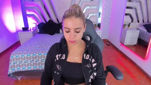 Snapshot of emily_ellen chatting on December 2024 10:34:01 AM Emily online show from December 2024 10:34:01 AM