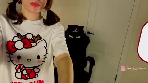 Snapshot of emily_sweetts chatting on December 2025 05:18:02 PM emily_sweetts online show from December 2025 05:18:02 PM