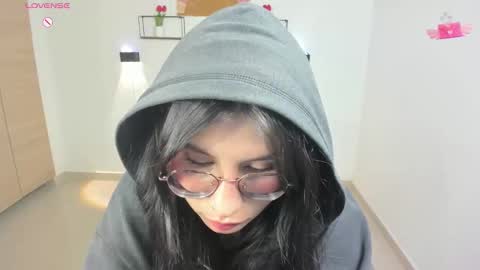 Emi online show from November 2025 10:42:01 PM