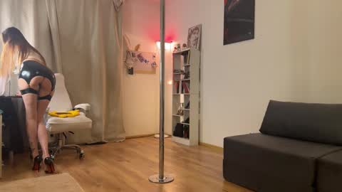 Snapshot of emily_w0w_ chatting on March 2026 08:24:01 PM Lia online show from March 2026 08:24:01 PM