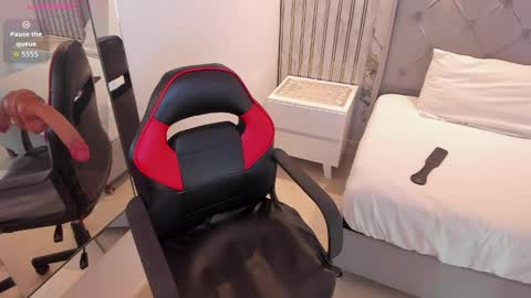  E M Y L Y  online show from April 2026 01:01:01 PM