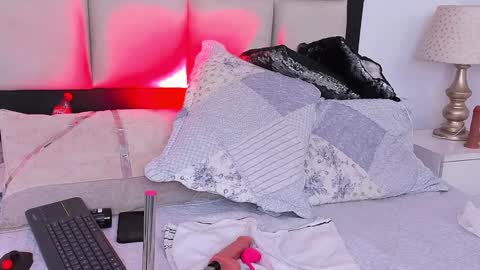 Snapshot of emilyevanns_ chatting on December 2024 01:01:02 AM Emily online show from December 2024 01:01:02 AM