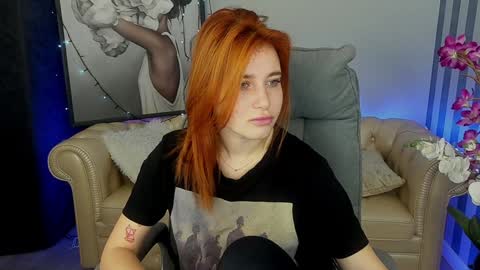 Snapshot of emilyfoxxi chatting on December 2024 06:35:02 AM Emily online show from December 2024 06:35:02 AM