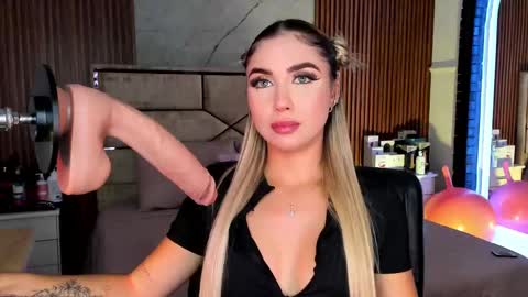 Emily Hendrix online show from September 2025 08:35:02 PM