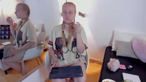 Snapshot of emilysumer chatting on March 2026 03:43:02 AM Summer 3 online show from March 2026 03:43:02 AM