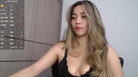 Snapshot of emma_aaa chatting on December 2024 01:00:01 PM Rocio online show from December 2024 01:00:01 PM