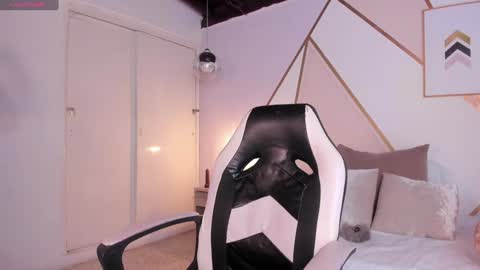 Snapshot of emma_carterr1 chatting on December 2024 07:56:01 PM pau online show from December 2024 07:56:01 PM