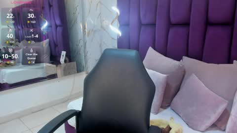 Snapshot of emma_carterr1 chatting on April 2026 08:06:01 PM pau online show from April 2026 08:06:01 PM