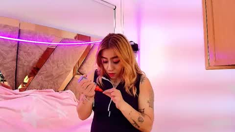 Snapshot of emma_cook_ chatting on December 2025 10:37:02 PM EMMA online show from December 2025 10:37:02 PM