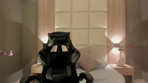 Snapshot of emma_fhox chatting on November 2025 02:25:01 AM E M M A online show from November 2025 02:25:01 AM