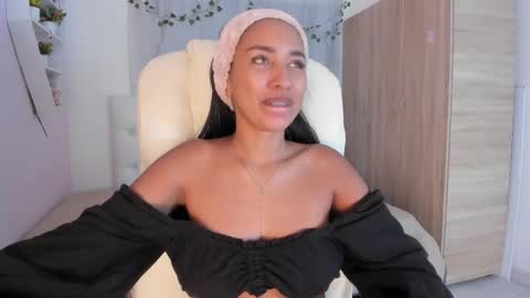 Snapshot of emma_lorense chatting on November 2025 07:14:01 PM Emma online show from November 2025 07:14:01 PM