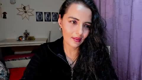 Snapshot of emma_luxy chatting on April 2026 05:40:02 AM emma luxy online show from April 2026 05:40:02 AM