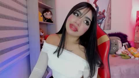 Snapshot of emma_soffia chatting on December 2025 01:33:02 AM EMMA online show from December 2025 01:33:02 AM