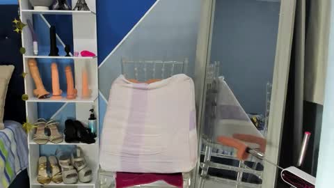 Emma Ucros online show from December 2025 11:00:01 PM