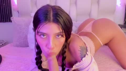 emmaa00_ online show from April 2026 06:47:02 PM