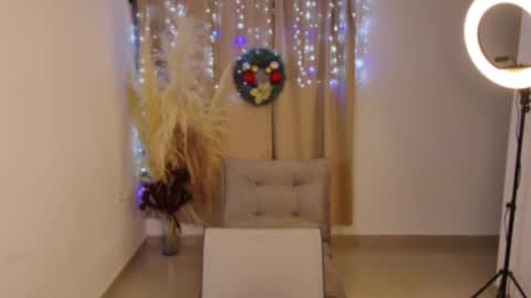 Snapshot of emmabeecker_ chatting on December 2024 06:09:01 AM Emma online show from December 2024 06:09:01 AM