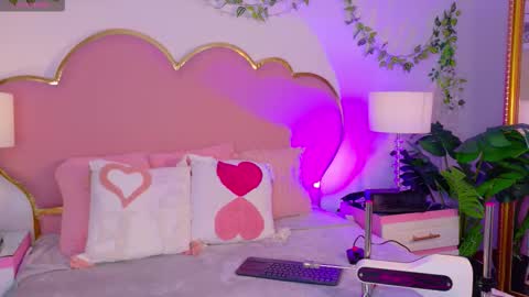 Snapshot of emmacrush chatting on December 2025 09:45:01 PM Welcome Im yosein Your love is my passion activate it with your tips and enjoy with me online show from December 2025 09:45:01 PM