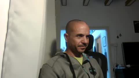 Snapshot of emmagold123 chatting on November 2025 09:06:01 PM Ariel online show from November 2025 09:06:01 PM