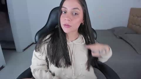 Jennifer online show from October 2025 11:04:02 PM