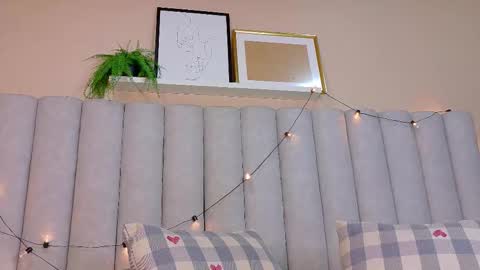 Snapshot of emmalou__ chatting on February 2026 04:18:02 AM E M M A online show from February 2026 04:18:02 AM