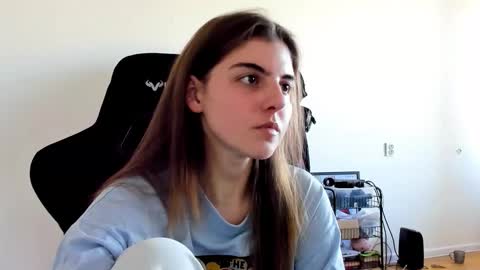 Snapshot of emmamon chatting on October 2025 10:43:02 AM Emma online show from October 2025 10:43:02 AM