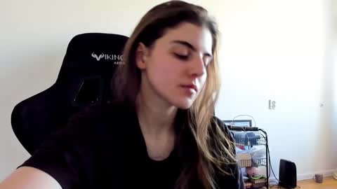 Snapshot of emmamon chatting on October 2025 11:29:02 AM Emma online show from October 2025 11:29:02 AM