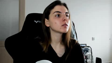 Snapshot of emmamon chatting on November 2025 08:37:02 AM Emma online show from November 2025 08:37:02 AM