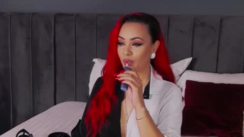 Snapshot of emmelyn_ chatting on November 2025 06:01:02 AM Emm online show from November 2025 06:01:02 AM