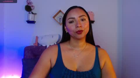 Snapshot of emmi_cam chatting on September 2025 02:44:01 AM Emmi Cam online show from September 2025 02:44:01 AM