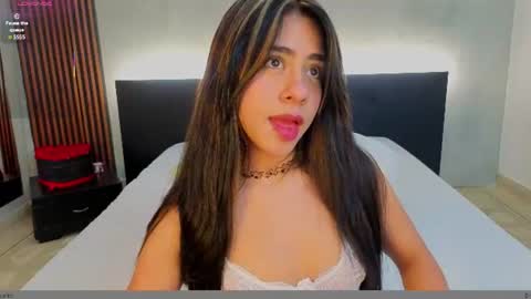 Snapshot of emmi_collins chatting on June 2026 09:15:02 PM emmi_collins online show from June 2026 09:15:02 PM