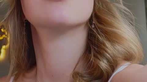 Snapshot of emmi_rosee chatting on February 2025 09:45:01 AM Miss Emmi online show from February 2025 09:45:01 AM