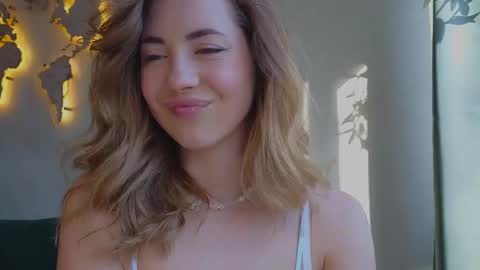 Snapshot of emmi_rosee chatting on February 2025 10:01:02 AM Miss Emmi online show from February 2025 10:01:02 AM