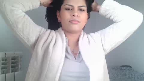 Snapshot of emmie_xxx chatting on December 2024 10:19:01 AM emmie online show from December 2024 10:19:01 AM