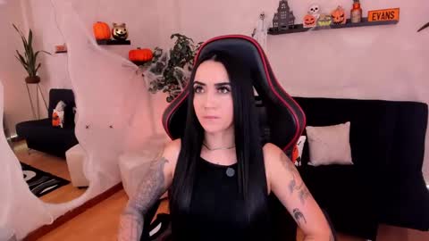 Snapshot of emmyevans1 chatting on October 2025 07:45:02 PM Emmy Evans online show from October 2025 07:45:02 PM