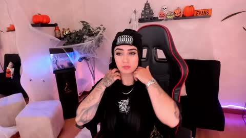 Snapshot of emmyevans1 chatting on October 2025 07:27:01 PM Emmy Evans online show from October 2025 07:27:01 PM