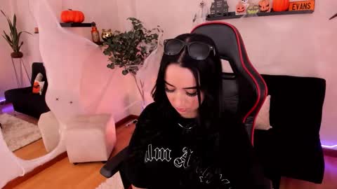 Snapshot of emmyevans1 chatting on October 2025 08:31:01 PM Emmy Evans online show from October 2025 08:31:01 PM