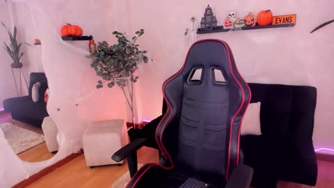 Snapshot of emmyevans1 chatting on October 2025 08:11:02 PM Emmy Evans online show from October 2025 08:11:02 PM