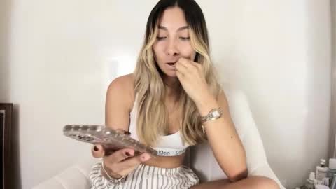 emyconneer online show from November 2025 09:19:02 PM