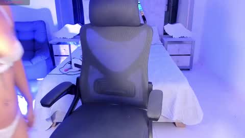 Snapshot of emysilver chatting on February 2025 09:06:02 PM Emy Silver online show from February 2025 09:06:02 PM