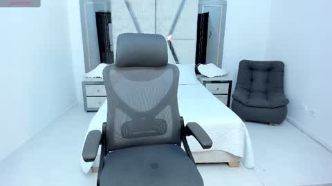 Snapshot of emysilver chatting on February 2025 06:19:02 PM Emy Silver online show from February 2025 06:19:02 PM