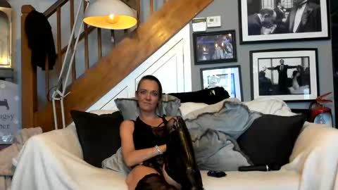 englishcouple81 online show from May 2026 12:49:01 AM