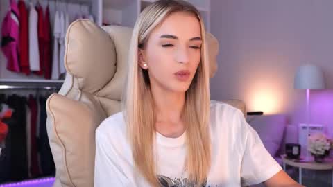 Snapshot of entya chatting on October 2025 06:41:02 AM entya online show from October 2025 06:41:02 AM