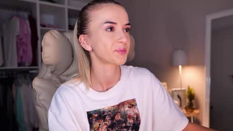 Snapshot of entya chatting on October 2025 04:02:01 AM entya online show from October 2025 04:02:01 AM